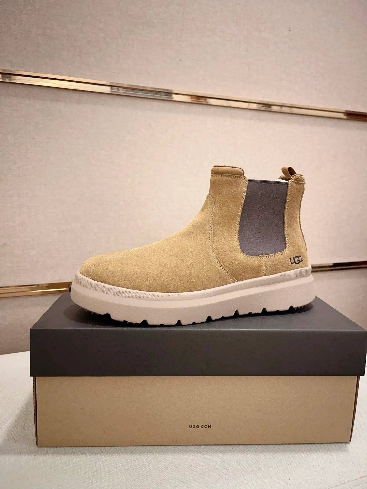 Men's shoes💰: 600💰(high-end goods) UGG❄️❄️Latest model 1:1⃣️quality, fabric: high-end quality first-layer cowhide imported from Europe. Lining: wool lining, sole: pure imported rubber foam outsole. ❤️High-end goods, fine workmanship, trendy and fashionable. The fit is very classy. If you know the goods, you will definitely not be able to refuse😍😍Code number: 41-45. Can be customized 46.47.